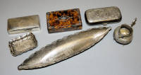 Tres tabaqueras en laca y plata y tres piezas de plata pequeña, siglos XIX/XX